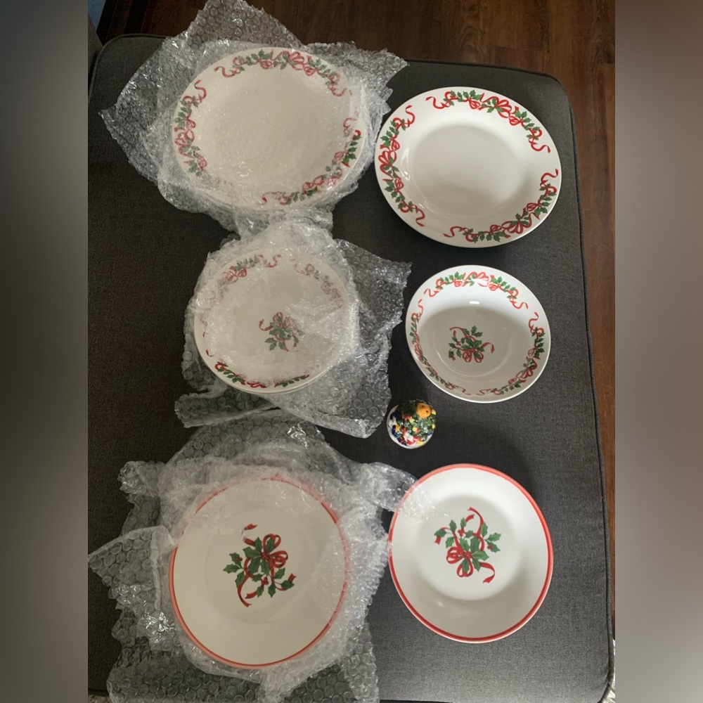 NWOT CVS Pharmacy Holly Ribbons Dinnerware For Serving 6 People At The Table